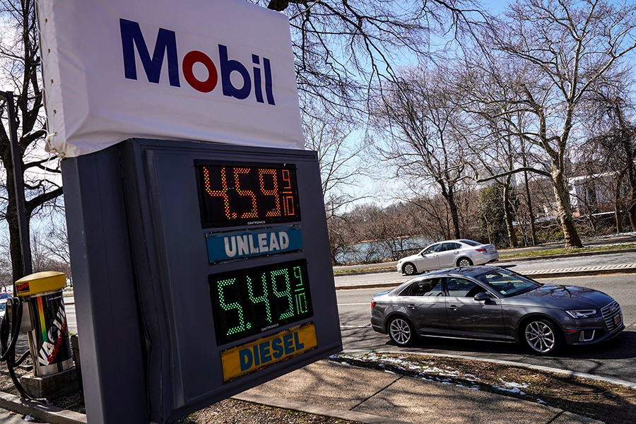 Gasoline prices are displayed at a gas station  following Russia's invasion of Ukraine in Washington, U.S., March 13, 2022.      
Image: Joshua Roberts / Reuters