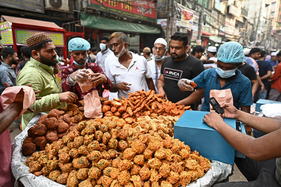 Muslim devotees buy food at a market on the first day of the holy fasting month of Ramadan in Dhaka. Image: Munir uz zaman / AFP