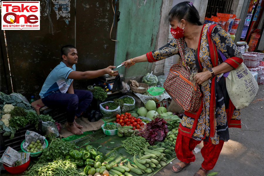 Indrani Majumder, a consumer, buys vegetables from a roadside vegetable vendor in Kolkata, India, March 22, 2022. Picture taken March 22, 2022; Image: Rupak De Chowdhuri / REUTERS