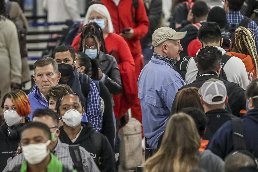 A ruling by a federal judge has ended the requirement that people wear masks on planes and public transportation. Image: John Spink/Atlanta Journal-Constitution via AP