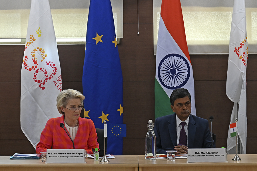 European Commission President Ursula von der Leyen, with R.K. Singh, President, ISA Assembly. (Credit: Money SHARMA/ AFP)