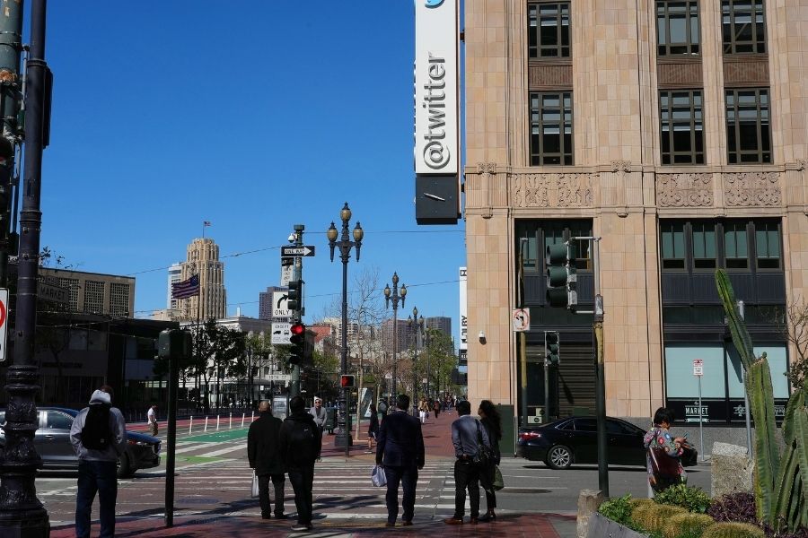 Outside Twitter's headquarters in San Francisco, April 24, 2022. Twitter workers say they have been left largely in the dark about what a sale to Elon Musk would mean for them and their shares in the company.
Image: Jim Wilson/The New York Times

