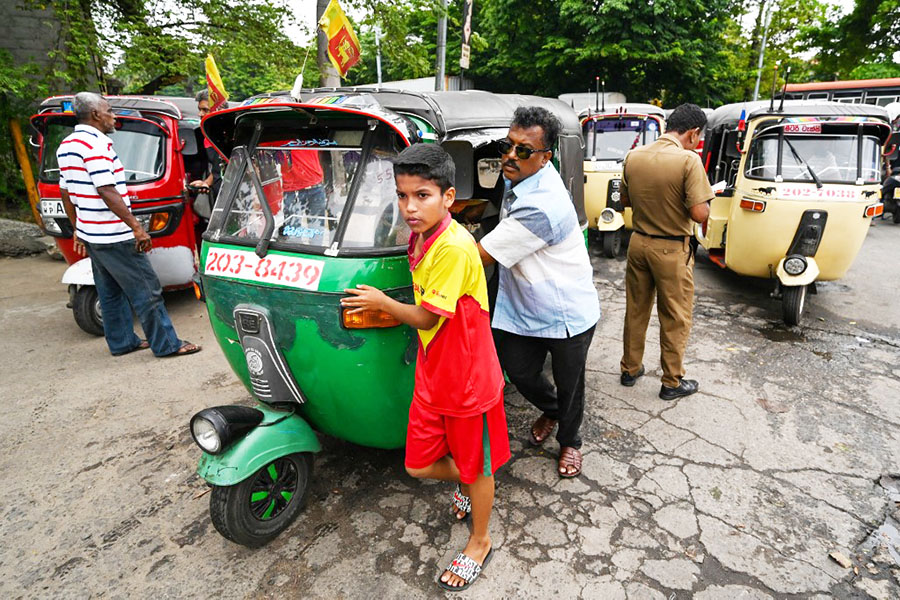 Motorists queue up along a street to buy fuel from Lanka IOC fuel station in Colombo on August 1, 2022.  ISHARA S. KODIKARA / AFP