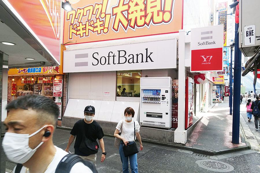 A SoftBank Corp. store in Yokohama, Japan, on Sunday, Aug. 7, 2022. SoftBank Group faces another tough quarterly earnings report, as global concerns over higher interest rates and economic recession batter the valuations of its investments. Image: Takaaki Iwabu / Getty Images

