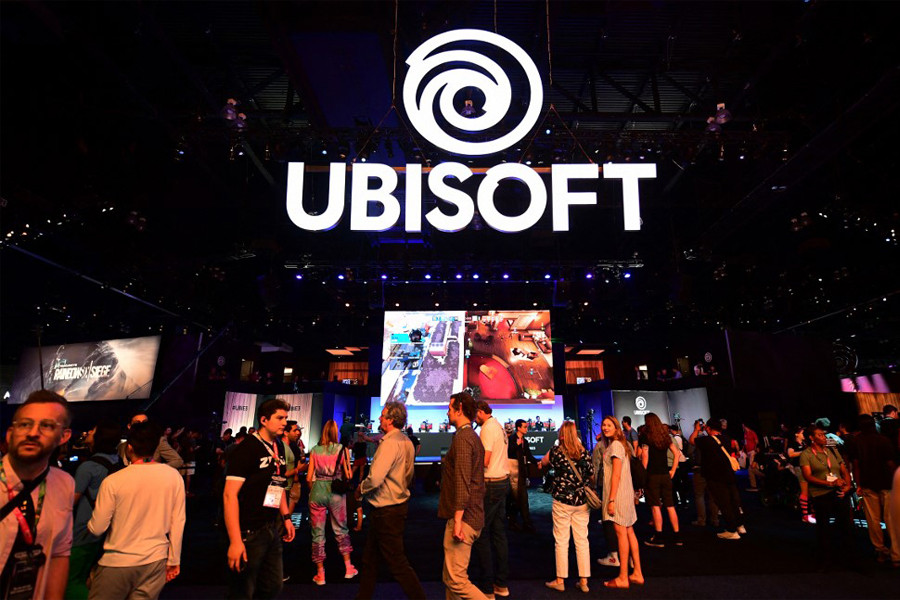 In this file photo taken on June 11, 2019 gaming fans play Ubisoft games at the 2019 Electronic Entertainment Expo, also known as E3, opening in Los Angeles, California. - When video game designer Mark Venturelli was asked to speak at Brazil's biggest gaming festival, he submitted a generic-sounding title for his presentation—