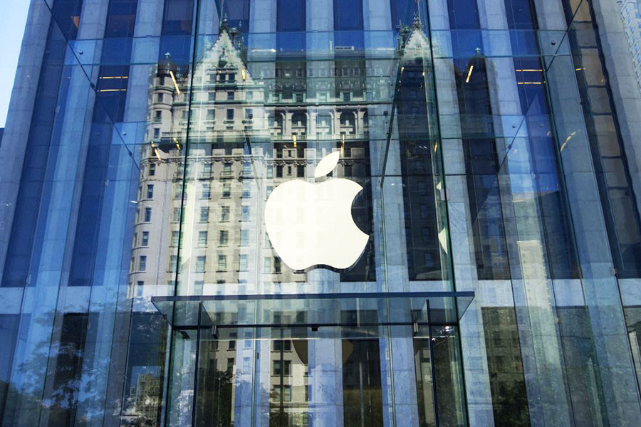 In this file photo taken on September 14, 2016 the Apple logo at the entrance to the Fifth Ave. Apple store in New York. Image: Don EMMERT / AFP


