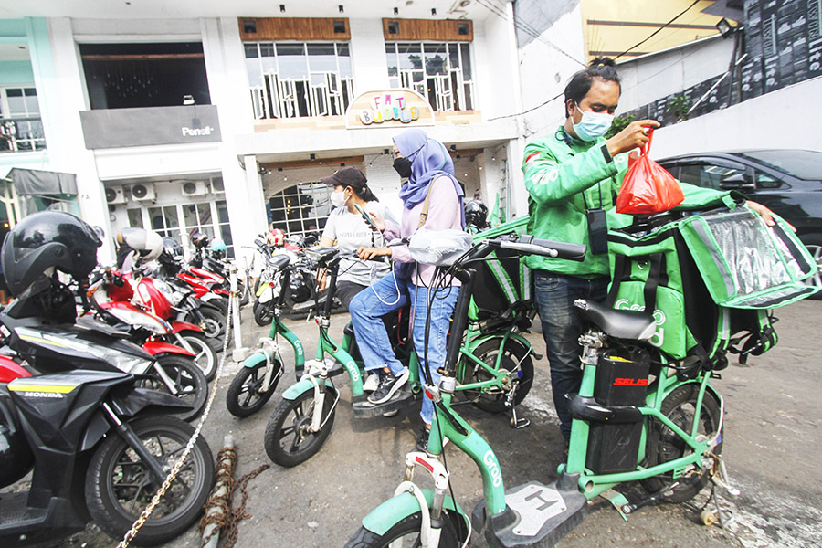 Gojek has taken a leadership position in the Indonesian ride-hailing market by leveraging the unlicensed ojek motorbike taxi infrastructure instead of relying on more rare and expensive cars. Image: Eko Siswono Toyudho/Anadolu Agency via Getty Images