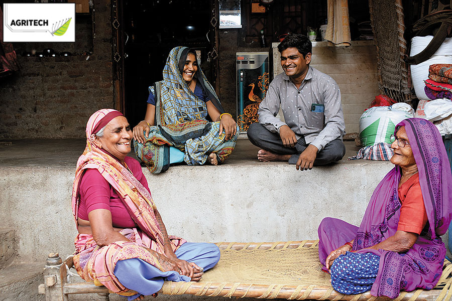Jivaraj Vasani with his family in Umrala village of Gujarat’s Botad district. Image: Naandika Tripathi