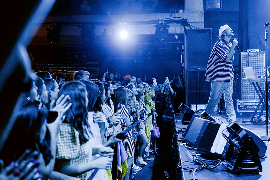  Ivan Dorn, who was born in Russia and grew up in Ukraine, performs at a concert in Long Island City in New York, July 3, 2022. The pop musician had long hoped to unite Russia and Ukraine through music, but after Russia’s invasion this year, he cut ties with Moscow. (Sasha Maslov/The New York Times)