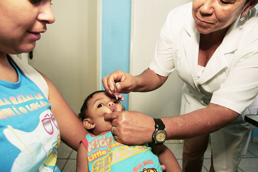 Child seen receiving dose of polio vaccine at health posts in Eunapolis (BA).
Image: Shutterstock