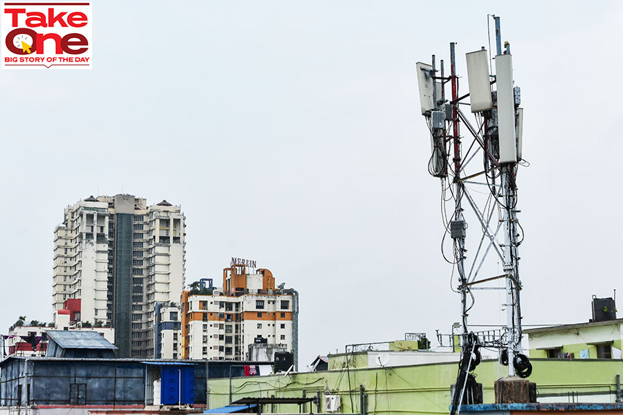 The infrastructure to support 5G technology is not ready, starting with fibreisation of towers. Existing radio towers need to be connected by optic fibre cables. Currently, only about 33 percent of telecom towers in India are connected by fibre
Image: Debarchan Chatterjee/NurPhoto via Getty Images