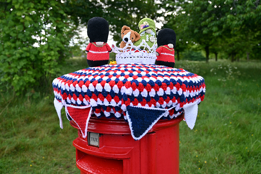 A knitted Queen Elizabeth II with a corgi and accompanying guards is pictured above a post box in Hangleton near Hove, East Sussex
Image: Glyn Kirk / AFP 