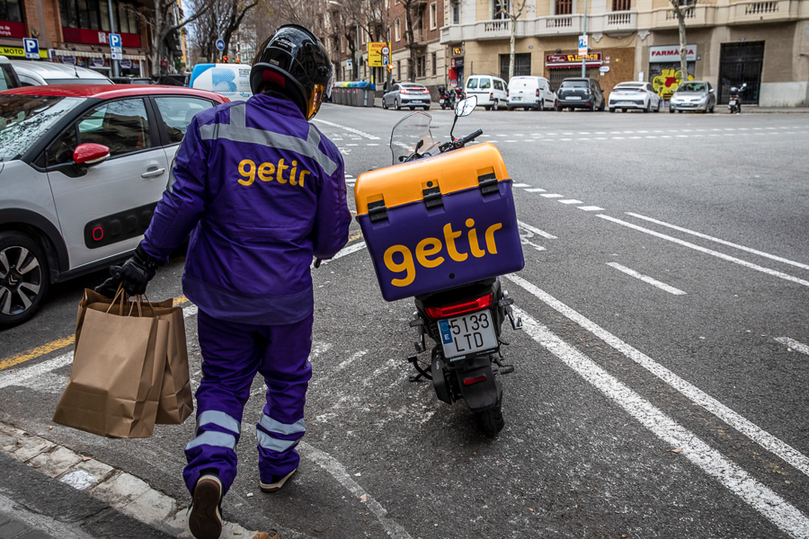 A file photo of a courier for the food delivery service Getir, as he prepares to deliver an order in Barcelona, Spain, on Saturday, Feb. 12, 2022. (Image: Angel Garcia/Bloomberg via Getty Images)