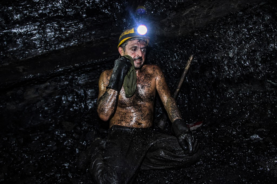 A miner works to extract coal from the Los Parras mine in Lobatera, Tachira state, Venezuela, on March 3, 2022. - Artisanal coal mines in Venezuela have precarious conditions, with little oxygen and low salaries. (Credit: Jhonny PARRA / AFP)
