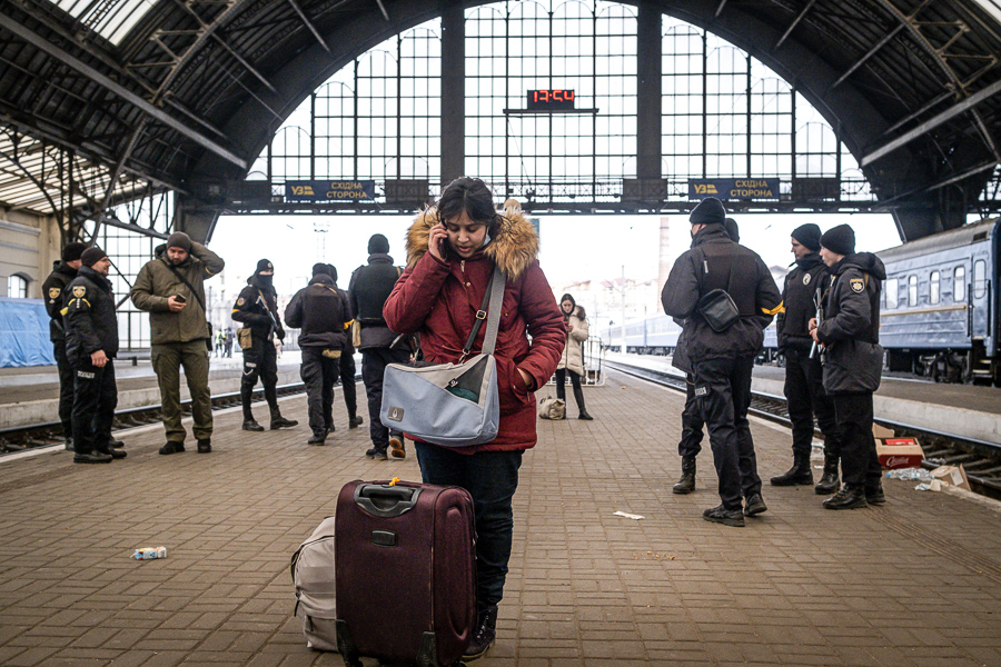 An Indian student from Sumy in Eastern Ukraine arrives at the main train station in Lviv, Ukraine, on March 9, 2022, through a humanitarian corridor created to evacuate them. Image: Adri Salido/Anadolu Agency via Getty Images