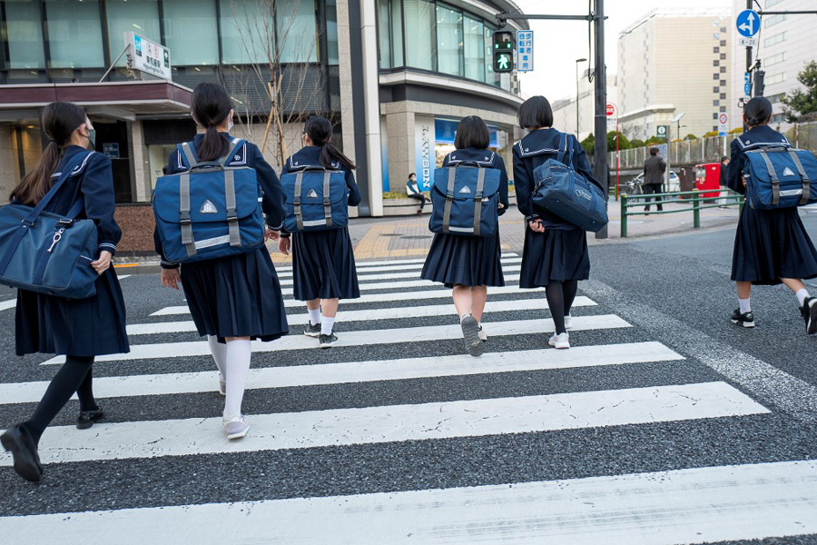 Junior high school students return home from school in Tokyo, March 15,2020. Authorities will actively recommend and share information about HPV vaccine, which is free for girls aged 12-16 in Japan and has been found safe in extensive trials, from April 1, 2022. (Credit: Kazuhiro Nogi/ AFP)
