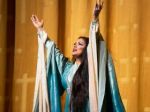 Superstar Soprano Anna Netrebko seeks distance from Putin after losing work