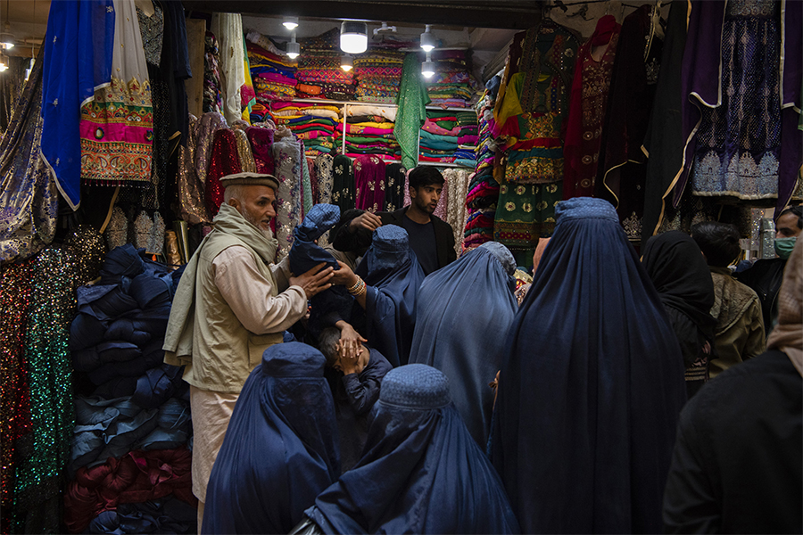 FILE — Women wearing burqas shop at a market in Kabul, in Nov. 2, 2021. A new decree by the Taliban recommends, but doesn’t require that women wear burqas, and says male relatives of those who don’t cover themselves would be punished. Image: Kiana Hayeri/The New York Times