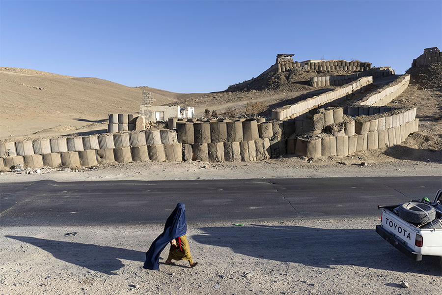 FILE — Women wearing burqas shop at a market in Kabul, in Nov. 2, 2021. A new decree by the Taliban recommends, but doesn’t require that women wear burqas, and says male relatives of those who don’t cover themselves would be punished. Image: Kiana Hayeri/The New York Times