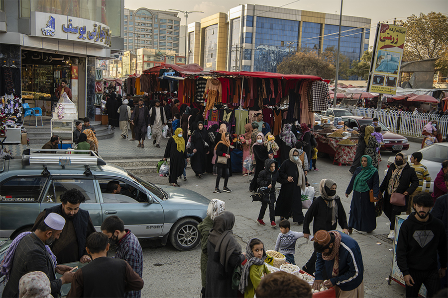 FILE — Women wearing burqas shop at a market in Kabul, in Nov. 2, 2021. A new decree by the Taliban recommends, but doesn’t require that women wear burqas, and says male relatives of those who don’t cover themselves would be punished. Image: Kiana Hayeri/The New York Times