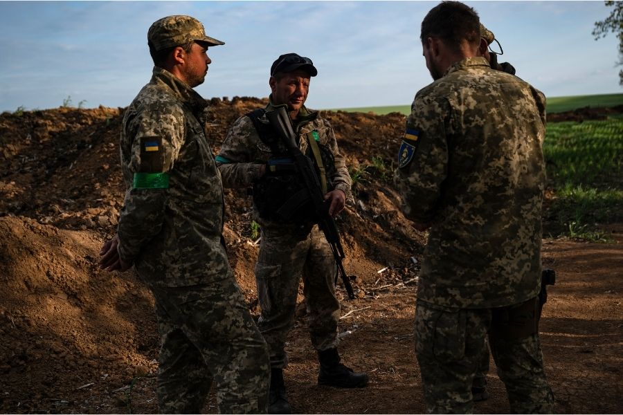 Soldiers with the Ukrainian Territorial Defense Forces in the Zaporizhzhia region in southeast Ukraine on Sunday, May 1, 2022. While Moscow failed in in its initial, sweeping objectives, Russian forces have seized a wide swath of southern Ukraine. Image: Lynsey Addario/The New York Times