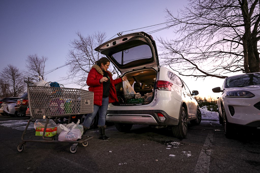 Jen Valencia, a part time worker for Instacart, packs her SUV with two orders for delivery in Clark, New Jersey, January 08, 2022 . Instacart expects growth in grocery delivery to increase and not revert back to pre-pandemic methods. (Credits: Michael Loccisano/Getty Images via AFP)