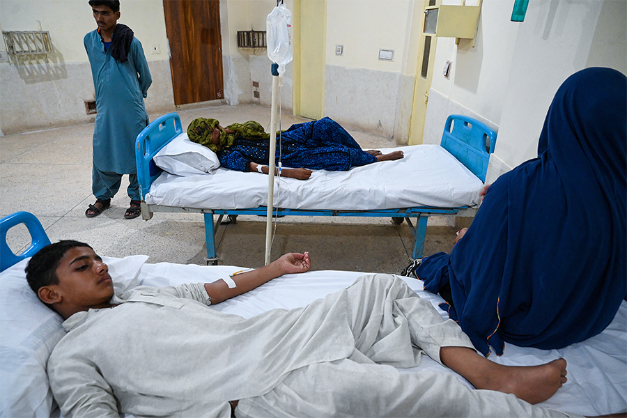 In this picture taken on May 11, 2022, 12-year-old schoolboy Saeed Ali suffering from heatstroke rest laying on a hospital bed in Jacobabad, in southern Sindh province. (Credits: Aamir QURESHI / AFP)