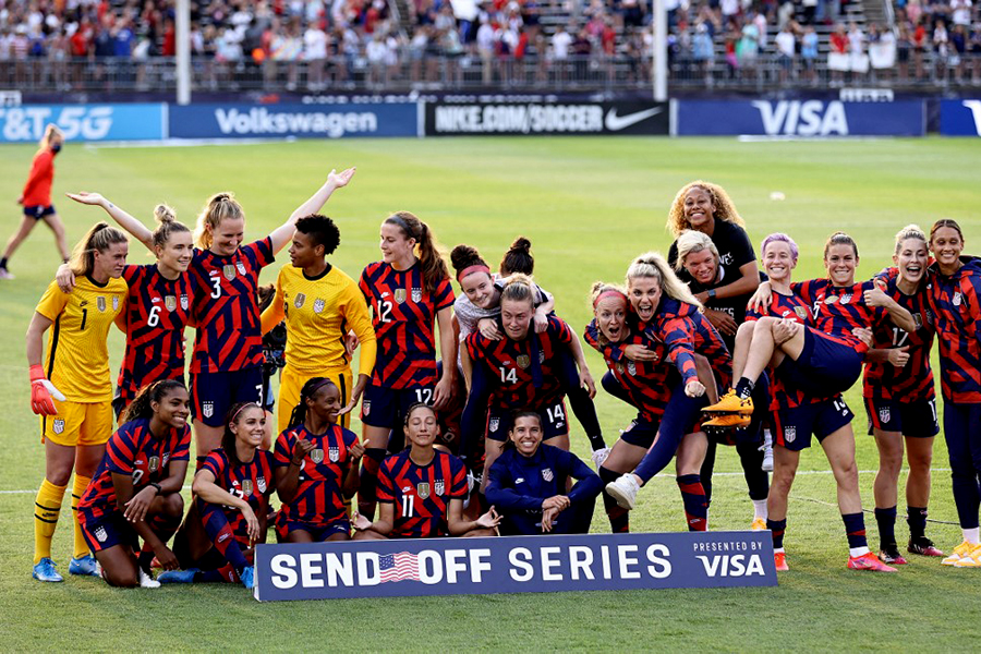 US men's and women's national soccer teams will receive equal pay under new contracts that feature an unprecedented split of World Cup prize money. (Credits: ELSA / GETTY IMAGES NORTH AMERICA / Getty Images via AFP)