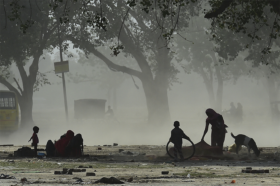 Homeless people rest under a tree during a hot summer afternoon during in Allahabad on May 13, 2022. (Credits: SANJAY KANOJIA / AFP)

