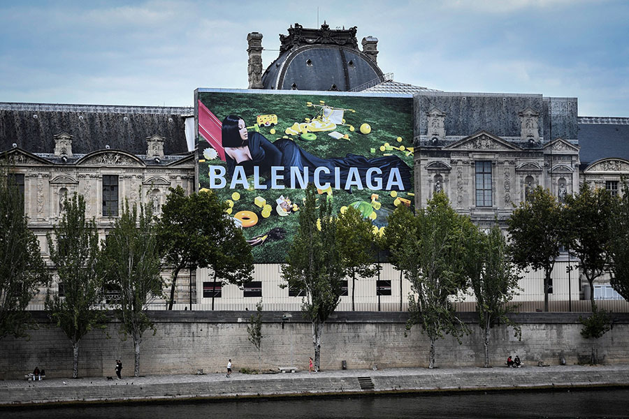 Balenciaga has left Twitter but is still present on other social networks—and on some of the most beautiful monuments in Paris.
Image: StephaneDe Sakutin/ AFP 