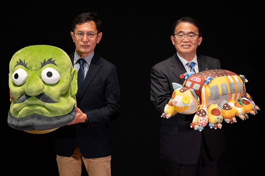 Japanese film director Goro Miyazaki (L) and Aichi Prefectural Governor Hideaki Omura (R) pose for photographs during a press conference at the new Ghibli Park.
Image: Yuichi Yamazaki / AFP©