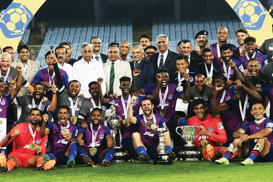 The Mohun Bagan vs East Bengal fixture of the Durand Cup at Kolkata’s Salt Lake stadium had old-timers reminiscing about the glory days of the derby
Image: Amlan Biswas / Pacific Press Via Zuma Press Wire / Alamy