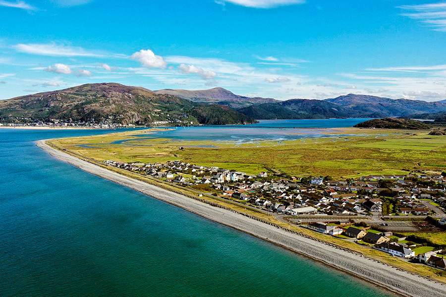 An aerial photograph taken on August 30, 2022 shows the coast and the village of Fairbourne, on Wales' northwest coast, which is predicted to flood due to the rising level of the sea. Image: Paul ELLIS / AFP

