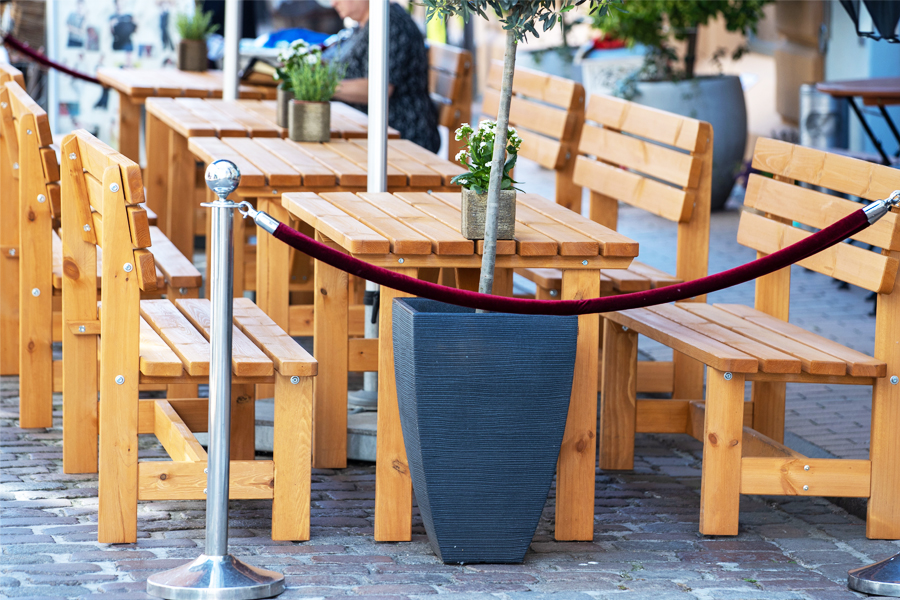 Empty tables in front of a restaurant in the old town of Schwerin, Germany. The shortage of skilled workers in the restaurant and catering industry has caused severe losses during the peak tourism season. Image: Jens Büttner/picture alliance via Getty Images

