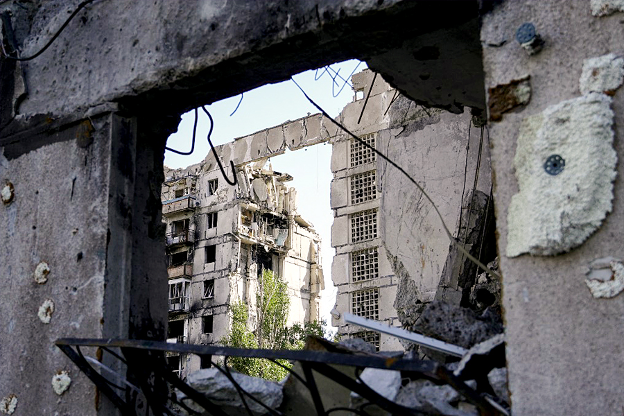 A view shows a ruined residential building in Mariupol on September 8, 2022, amid the ongoing Russian military action in Ukraine. Image: STRINGER / AFP

