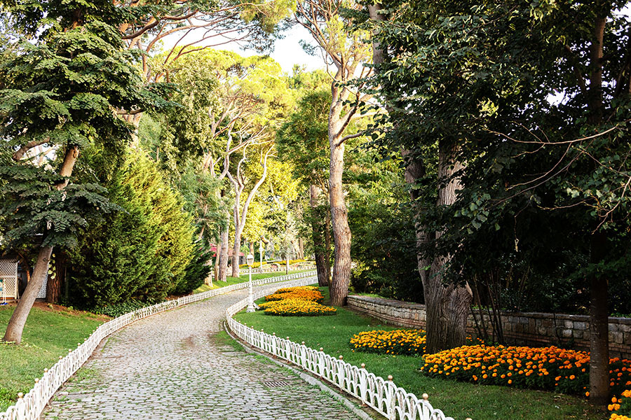 The grounds surrounding Ihlamur Kasri, near Beşiktaş in downtown Istanbul, Aug. 20, 2022. The buildings and the gardens of Ihlamur Kasri were laid out according to Islamic principles. Image: Bradley Secker/The New York Times