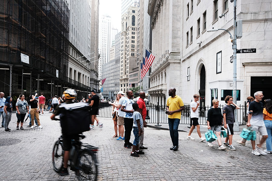 U.S. securities regulators have imposed close to  billion in fines on more than a dozen financial firms, including eight major Wall Street banks, for failing to police employees who routinely used messaging apps and other “off channel” services on their personal phones to communicate with one another.
Image:  Spencer Platt/Getty Images