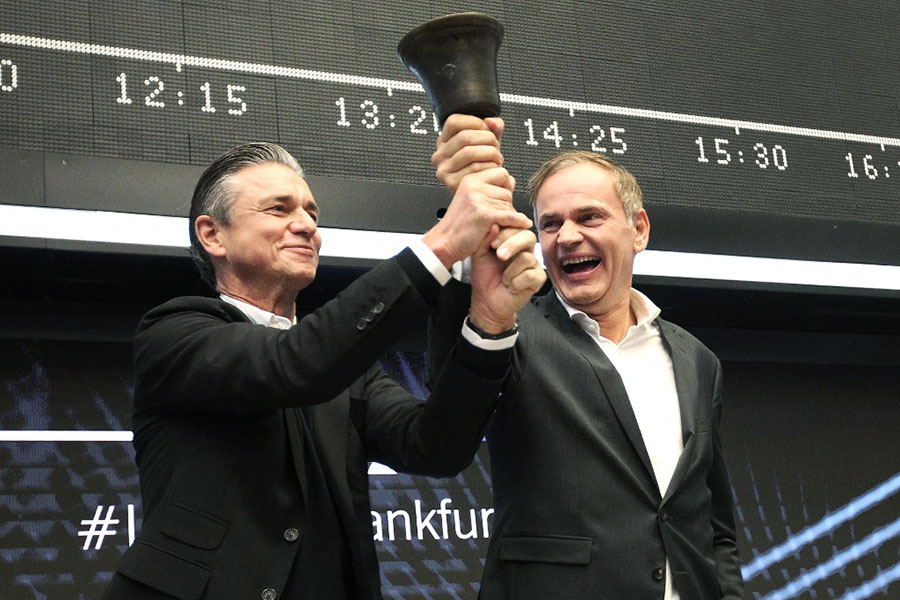 Oliver Blume (R), CEO of German car producer Porsche AG, and Lutz Meschke, member of the Porsche management board, ring the bell to launch the company's initial public offering (IPO) at the Frankfurt Stock Exchange in Frankfurt am Main, western Germany, on September 29, 2022. Image: Daniel ROLAND / AFP 