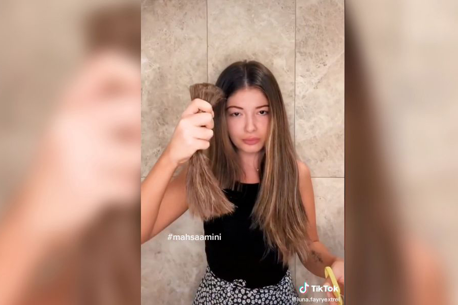 Singer Donya Dadrasan cut off her locks in a TikTok video.
Image: lunafairy.ir / TikTok©