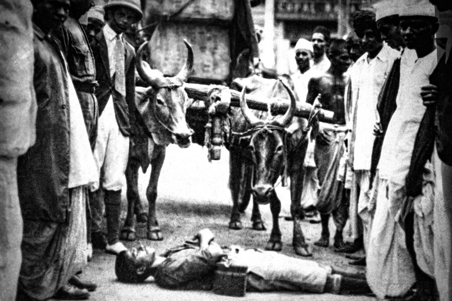 A protestor blocks the way of an ox cart transporting British fabrics from a cargo depot in Bombay during the non-cooperation movement. Image: Gamma-Keystone/Getty Images