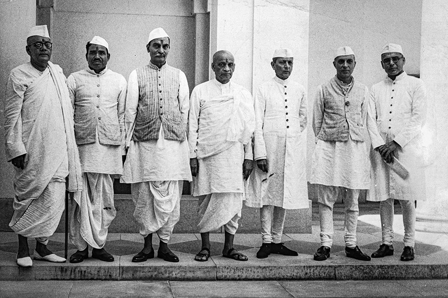 Women spread the message of using khadi (homespun cloth), using charkhas and boycotting British-made textiles during the non-cooperation movement. Image: Gamma-Keystone/Getty Images