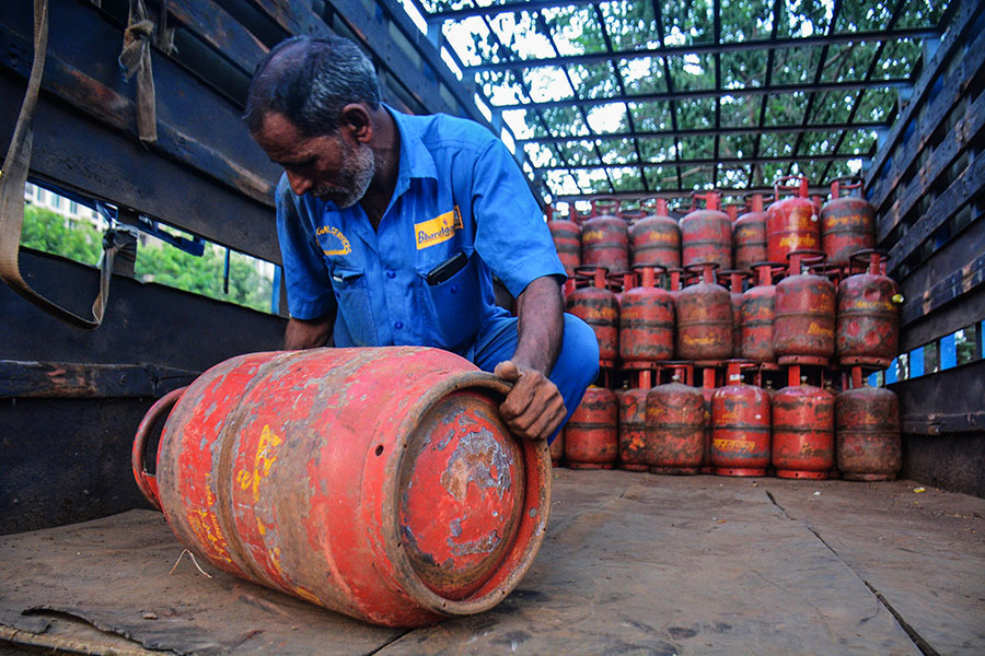 The government has cut the price of LPG cylinders by Rs 200. Image: Praful Gangurde/Hindustan Times via Getty Images