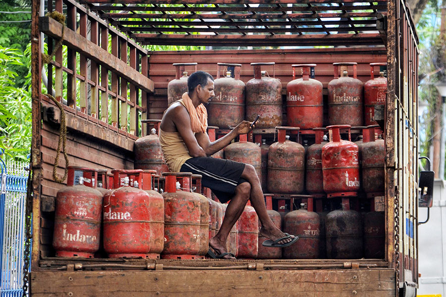 70 percent of households in India utilise LPG as their main cooking fuel, despite the fact that only 85 percent of them possess LPG connections. Image: Indranil Aditya/NurPhoto via Getty Images