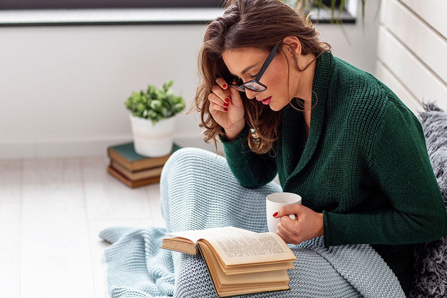 

According to a study, reading a text on paper promotes improved comprehension compared to digital reading. Image: Shutterstock