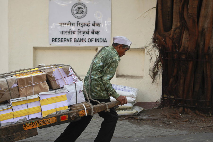 (File photo) A man pulls a hand-drawn cart in front of the Reserve Bank of India (RBI) building in Mumbai January 24, 2012. Image: REUTERS/Danish Siddiqui