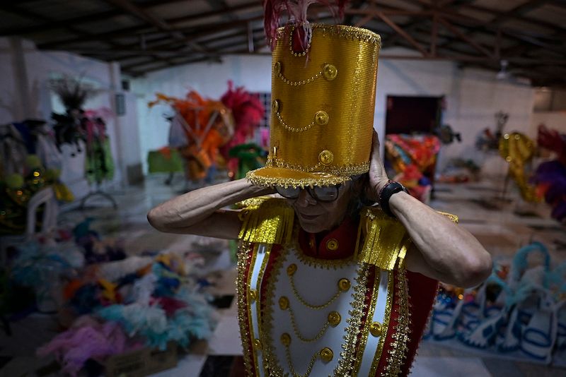 A member of the School of Samba Unidos de Capim Branco (ESUCAB) wears a refurbished carnival costume in Capim Branco, state of Minas Gerais, Brazil, on February 15, 2023.
Image: Douglas Magno/ AFP©