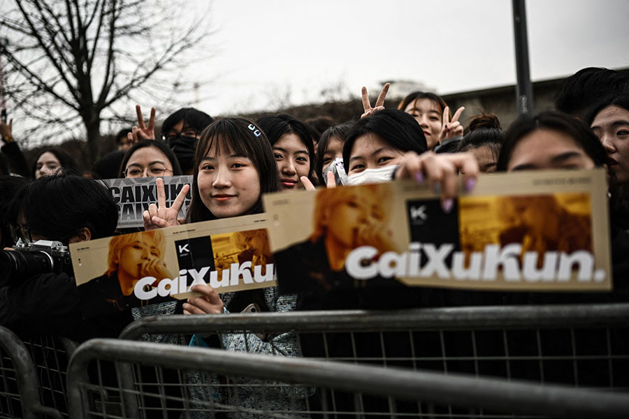 Fans of Chinese singer-songwriter, dancer and rapper Cai Xukun, a.k.a. Kun, wait for his arrival outside the Prada show.
Image: Marco Bertorello / AFP©