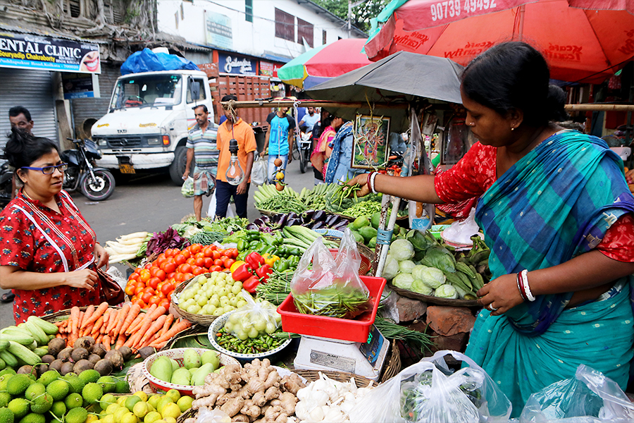 Prices of onion, tomato and pulses have risen sharply in the last month limiting the scope for rate cuts during the rest of the year.
Image: Dipa Chakraborty/Pacific Press/LightRocket via Getty Images
