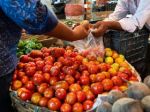 Seven percent Indians stop buying tomatoes due to skyrocketing prices: Report