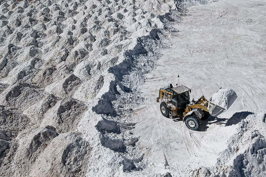 A lithium mining machine moves a salt by-product at the mine in the Atacama Desert in Salar de Atacama, Chili; Image: Lucas Aguayo Araos/Anadolu Agency via Getty Images